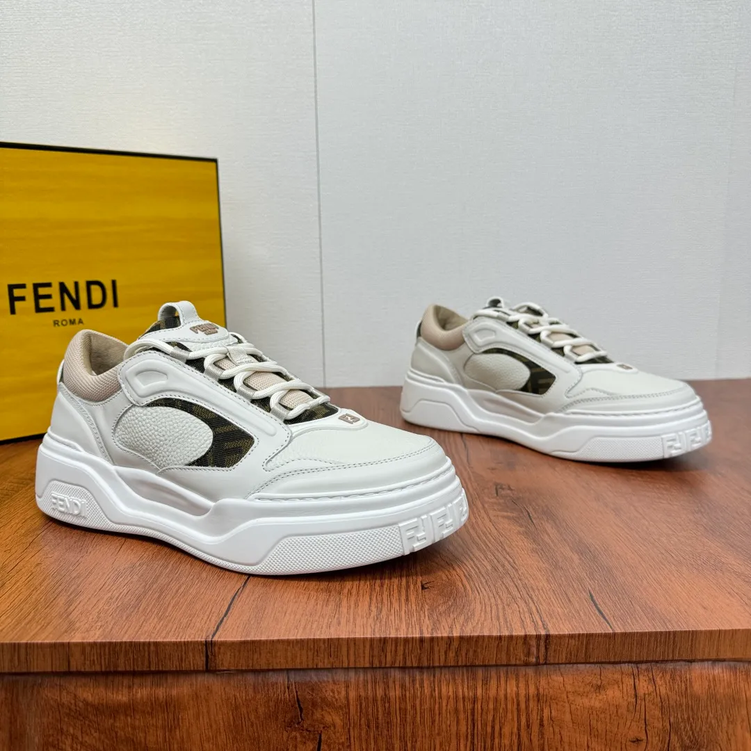 Batch 780 FENDI/FENDI Force men's sports shoes, new thick-soled lightweight lace-up low-top shoes at the counter, made of white full-grain leather and white and brown smooth leather, with padded elements. Brown FF jacquard and yellow technical fabric details. Lightweight, thick white sole with FF graphic details on the toe and heel. Main body of pebbled soft cowhide with Nappa calfskin. Contrasting color multiple composite splicing, extremely modern and youthful, webbing style lace-up hole design, multiple injection molded brand logo plastic modules on the toe, and embroidered FF logo on the side, heavy craftsmanship, full of details, super high quality control and fine workmanship! Full mesh breathable lining, ultra-light TPR foam rubber; molded outsole, lightweight and versatile, non-slip and wear-resistant! Comes with full packaging! Size: 39-40-41-42-43-44 Leather shoe size (can be customized, 38.45 cannot be returned or exchanged) Item number: 7E1728 white brown